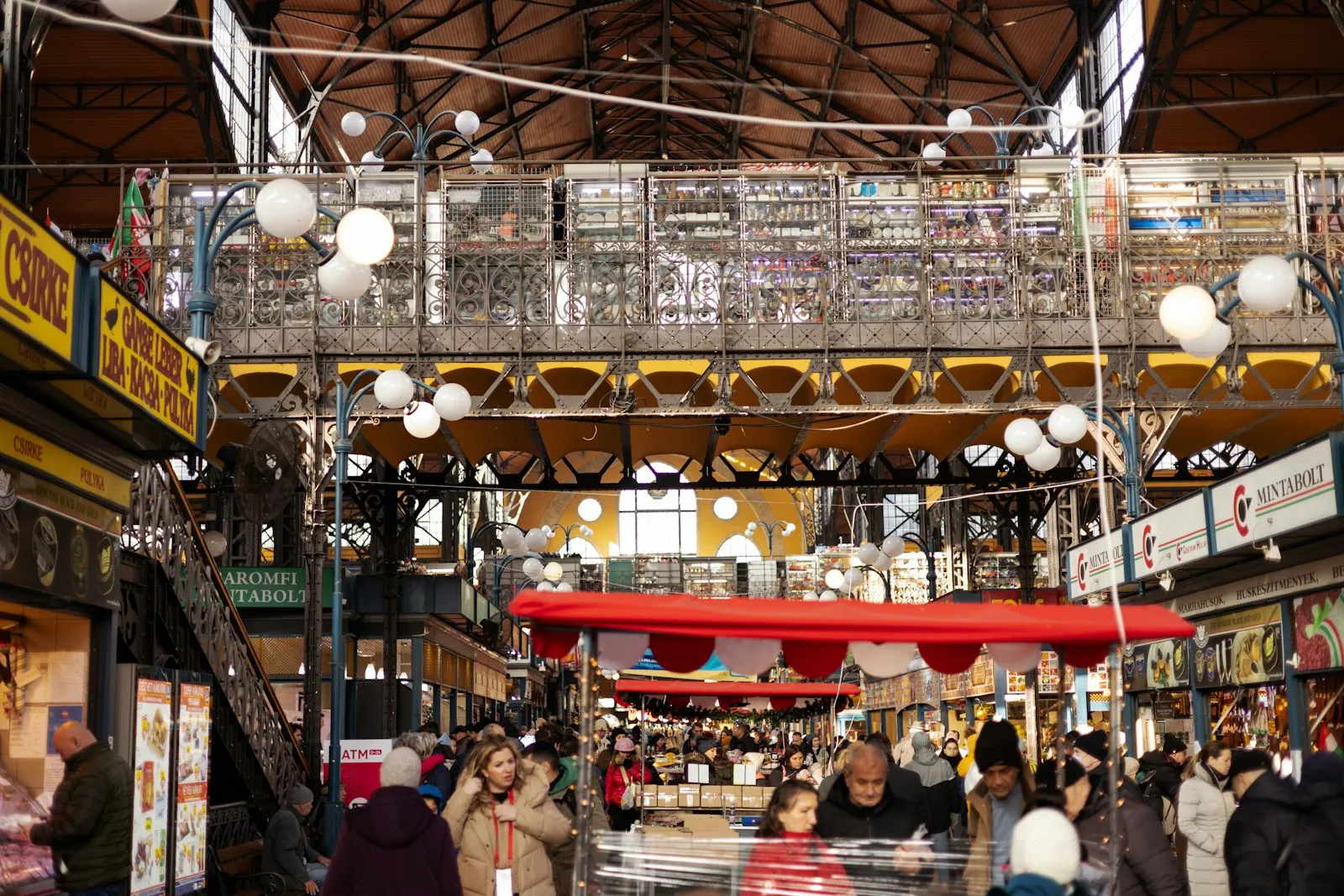 Pasillo interior de un mercado municipal de abastos
