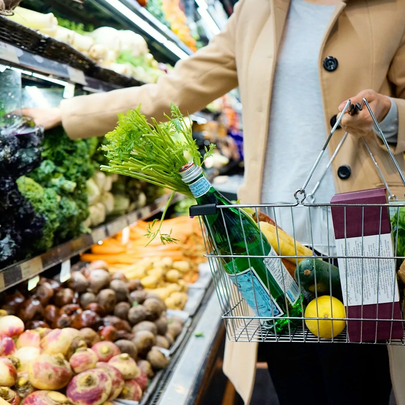 Compra fresca de fruta y verdura en el mercado